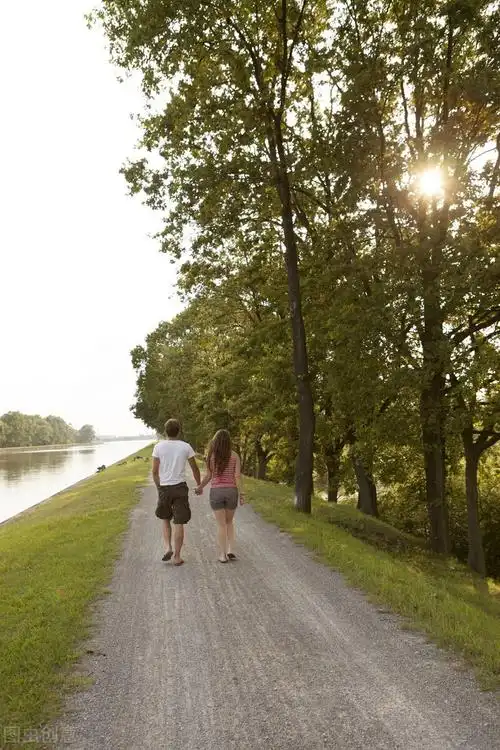 描写情侣牵手的句子(他们在夜晚的霓虹灯下漫步) - 火句子