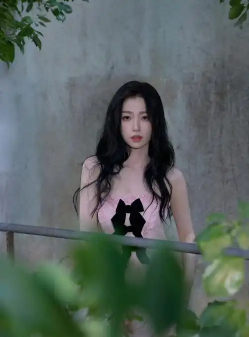 虞书欣红底高跟鞋