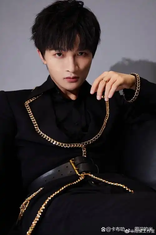 分享周深帅照[心]