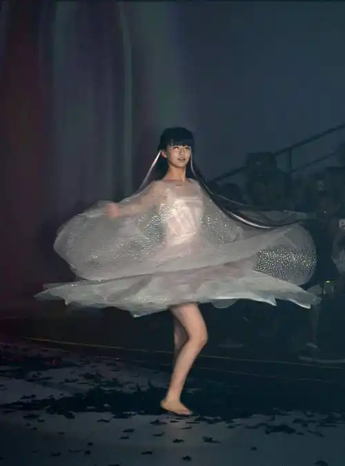 李沁有多会撩?她蹲在沙滩上的样子,网友:这小脚丫是认真的吗?