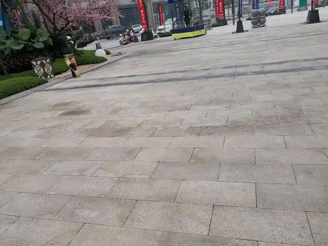 地面铺装黄金麻色差严重,要求替换不合要求石材.