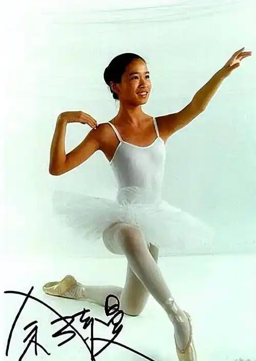 三十年前,佘诗曼瑞士留学旧照,身着比基尼在游艇上尽享青春光彩