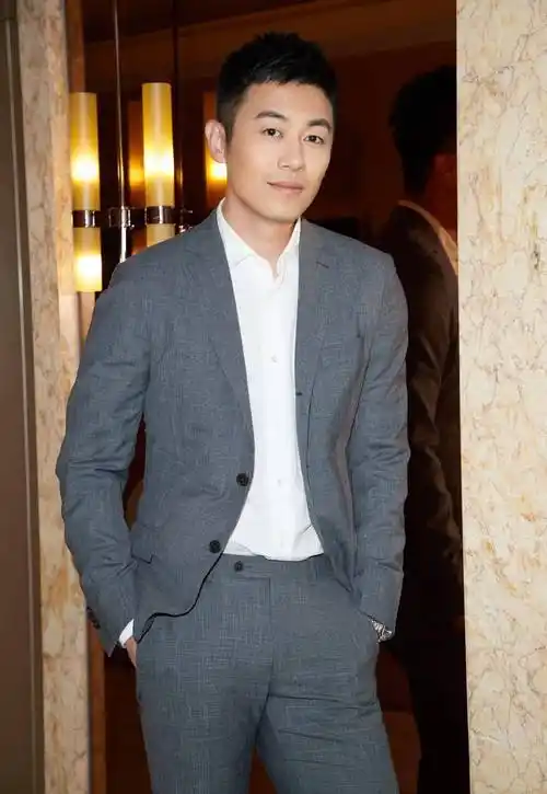 朱亚文:硬汉形象出圈,却英年早婚,出道至今零绯闻,始终如一_父亲_表演