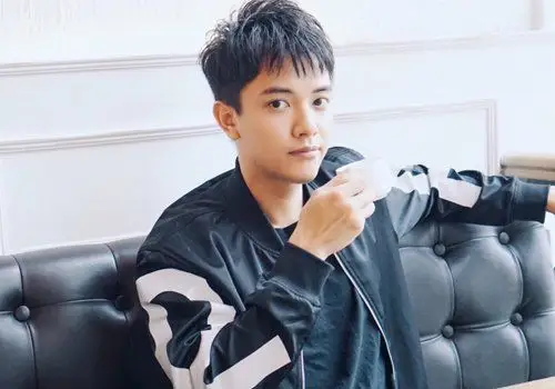 00后小鲜肉梳齐刘海短发呆萌阳光校园男生春季流行短发发型打造清新