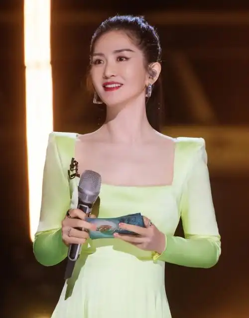 刘烨老婆安娜近状曝光,白发皱纹明显,网友:这是正常衰老的样子