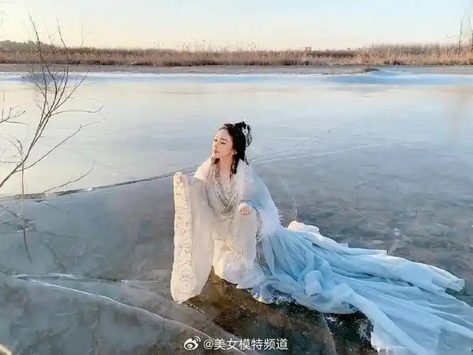 古力娜扎冰面仙羽写真释出一袭古装白衣好似仙女下凡