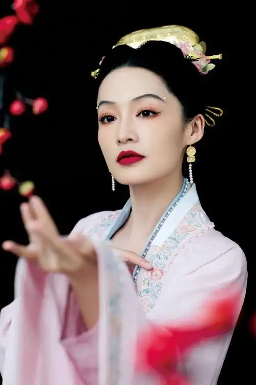 李沁春晚古装造型高清图来袭浓妆淡抹总相宜和气质达成一致