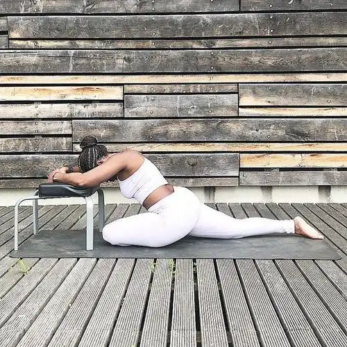 李沁出席电影宣传活动黑色露脐装配皮裙尽显优雅大长腿