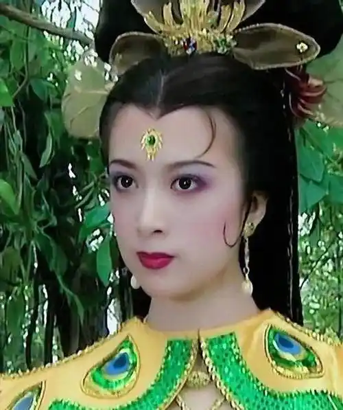 金巧巧都48岁了还有少女身材,穿紧身裙曲线真够抢眼,真长脸_时尚_魅力