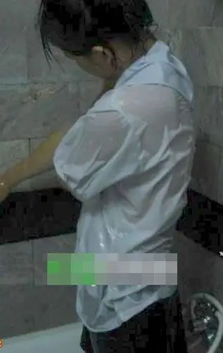 初中女生穿透明校服湿身诱惑求包养