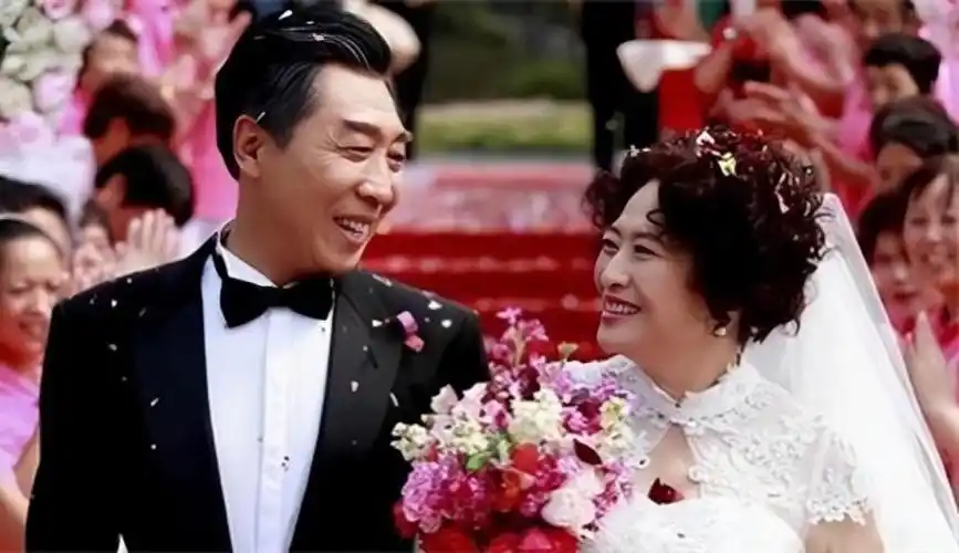 他一眼爱上妻子拍戏30年钱都上交爱好回家吃饭做家务