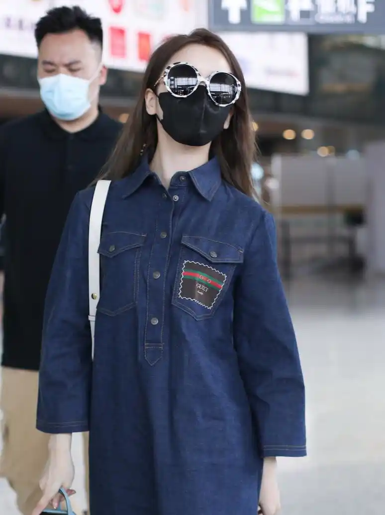 姜贞羽现身机场,一件牛仔衬衫长裙,圆框眼镜随性有魅力