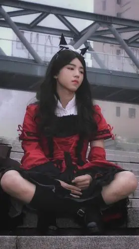 王源的女足昂扮相非常的小萝莉风,青春无敌.