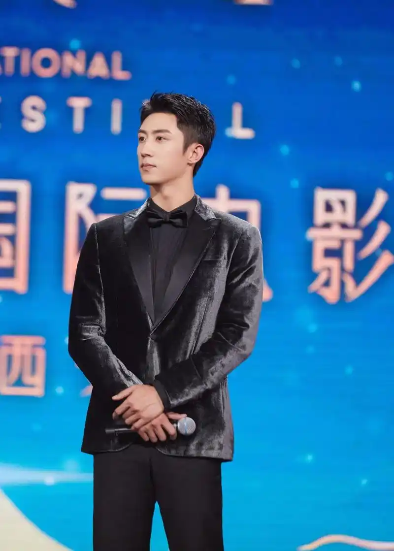 187cm黄景瑜穿丝绒黑西装亮相,端庄英俊,超模身材真是绝