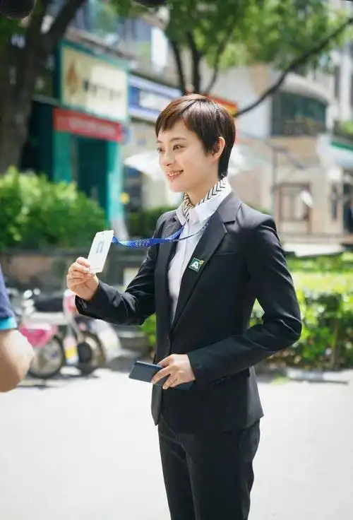 此前在《安家》中饰演的房似锦也非常出彩,一身简单朴素的职业装孙俪