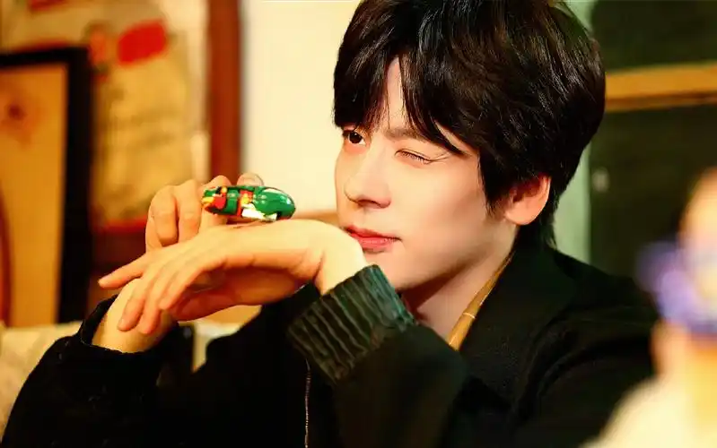 魏哲鸣饰演的林楠两点一线的生活总是重复无趣地呈现着