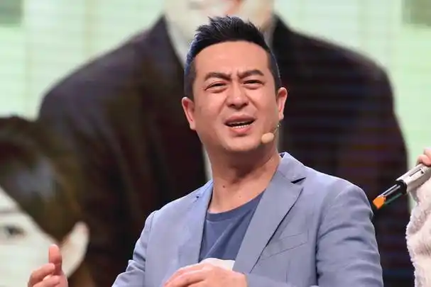 国字脸男生适合什么发型,男生国字脸适合什么发型设计(张嘉译50岁后的