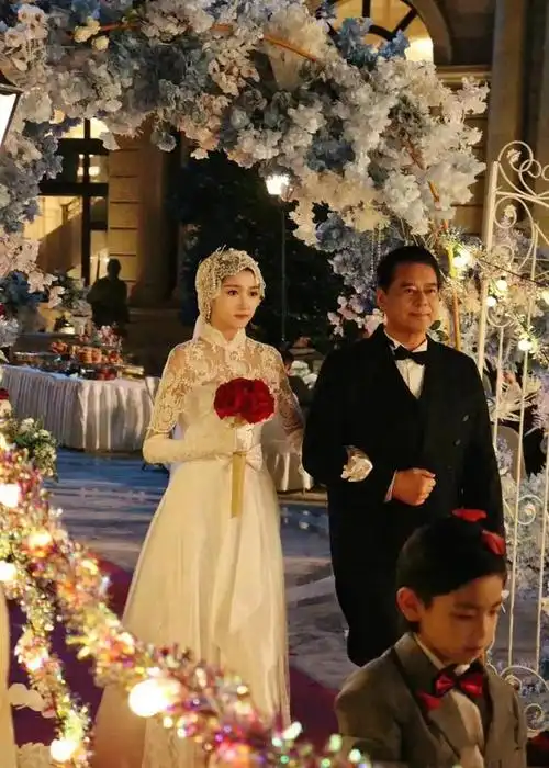 关晓彤晒左双桃民国婚纱照,评论区遭鹿晗霸屏!催促赶快开花结果