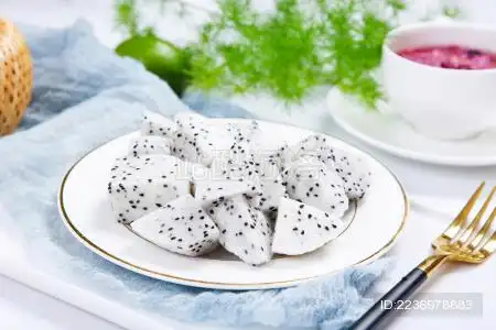 新鲜的热带水果白火龙果切好装盘子里