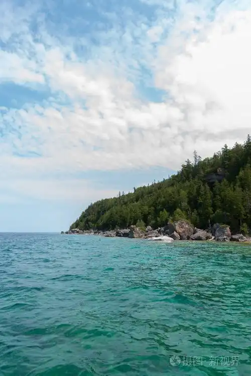 沿着蓝色的休伦湖岸边的尼亚加拉悬崖石灰岩悬崖的明亮美丽的风景