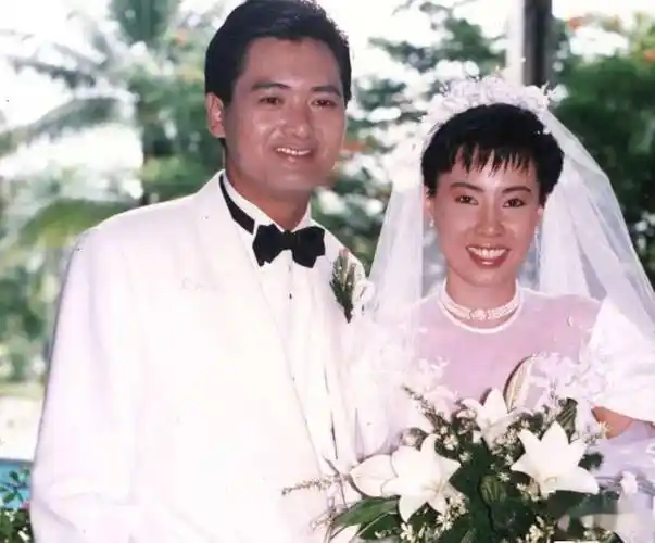 港媒爆周润发携富婆妻子上海走红毯,64岁发嫂身材苗条气质好,无儿女仍