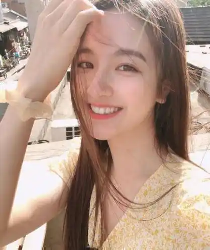 李兰迪亮相发布会,原相机下"肉饼脸"直接显形,照骗实锤?