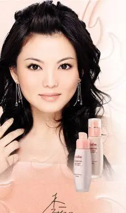 李湘李湘,这组广告代言照片十分青春靓丽,特别是诱人的肌肤,很有光泽