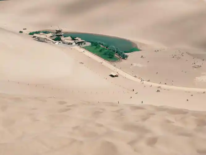 沙漠绿洲敦煌月牙泉自然奇迹沙漠之眼沙漠泉眼鸣沙山与月牙泉沙丘与