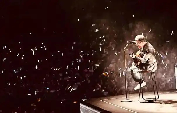 还是要有边界感的,歌迷在李宗盛演唱会大喊林忆莲,乱抖机灵场面