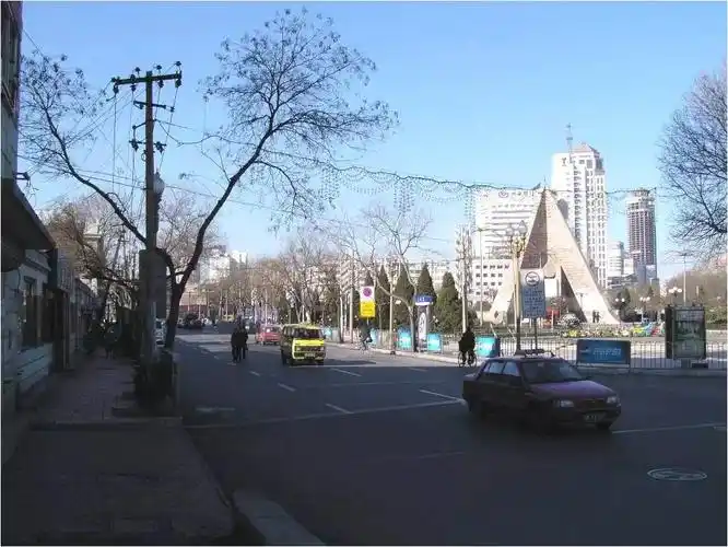 编者按:2004年2月王德强先生用数码相机沿着成都道拍摄了一组照片