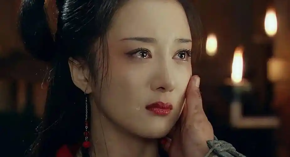 被狗咬毁容后,如今40岁靠演新女人翻身_李依晓_叶璇_虞姬