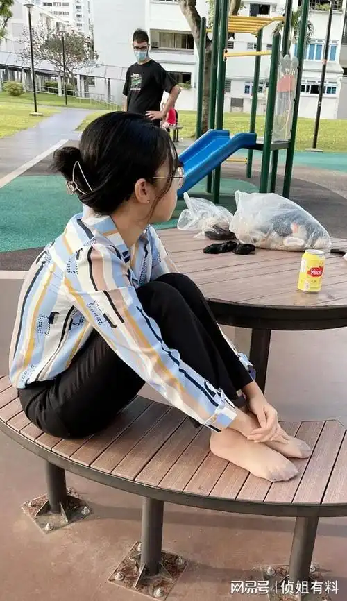 全程跟拍素颜小姐姐试穿超短丝袜现场运动鞋搭配牛仔裤美极了