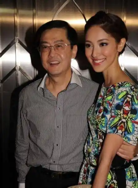 上图就是她和她的爸爸的合照,她的爸爸看上去就是一个很地道的广东人