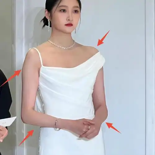 怀孕了?关晓彤活动图曝光,身才臃肿变胖很多,小腹隆起明显