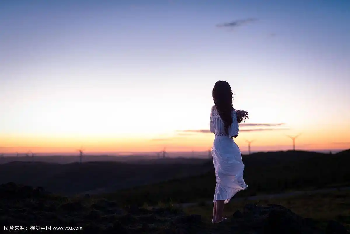 风中女孩的背影
