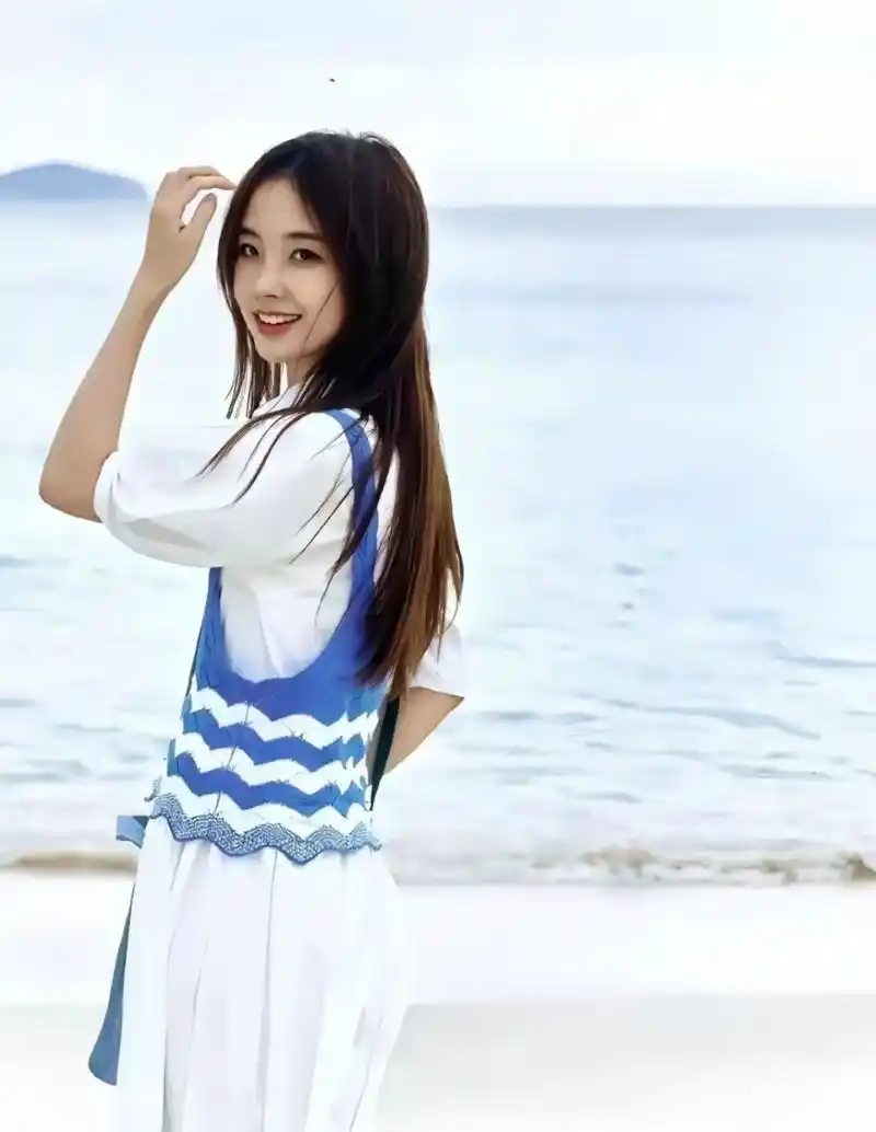 央视美女记者王冰冰,一组海边清新美照来袭,笑容甜美,清纯可人  不得