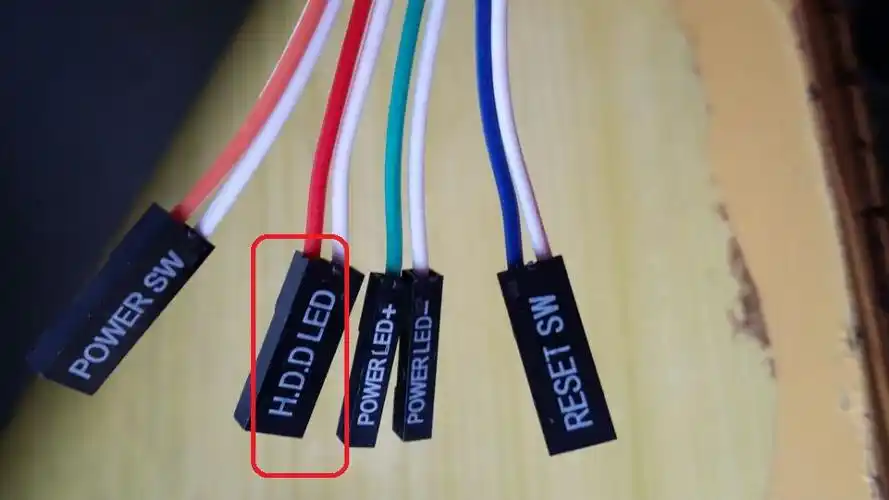 电脑主机机箱面板上的power led和hdd led连接线区分正负极,有两种不