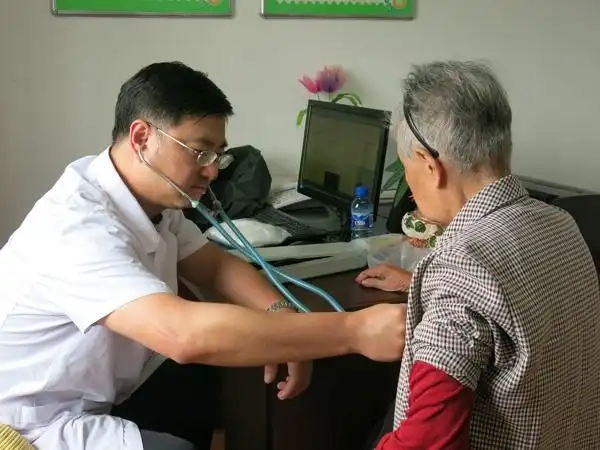 龙岩市第一医院心血管主任医生方勇来我院为老人问诊