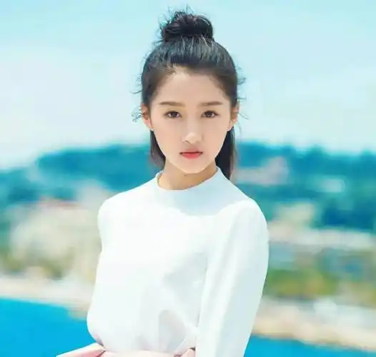 "京圈格格"关晓彤,二十岁与顶流恋爱,周杰伦是她的钢琴老师_鹿晗_恋情