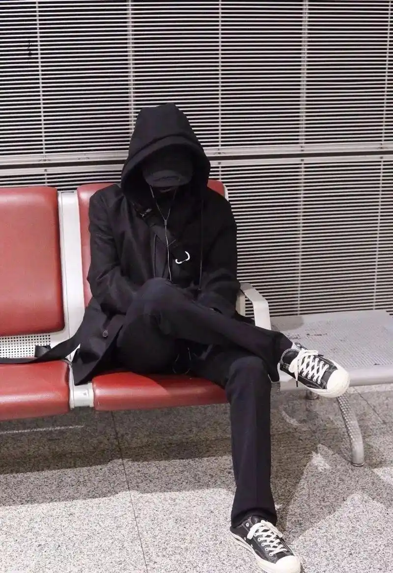 猜猜又是哪位当红帅哥呢? 口罩穿搭不仅能