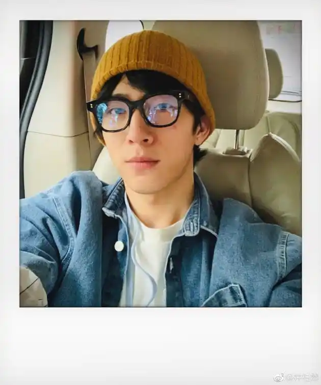井柏然分享素颜自拍戴框架眼镜脸颊冒痘帅气不减