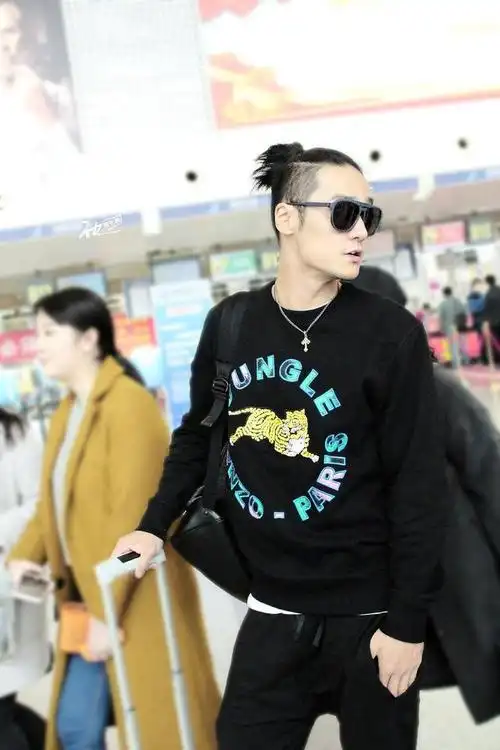 男明星辫子头:朱一龙可爱不过千玺,胡歌严重超纲,而他最油腻_发型