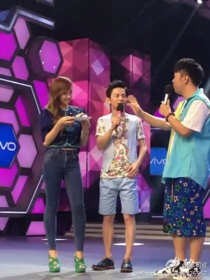 宋茜"快本"主持现场照曝光 谈尼坤露娇羞脸红(组图) (8)