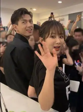 李现30岁生日杨紫晒两人亲密合照依偎在李现身上cp感十足