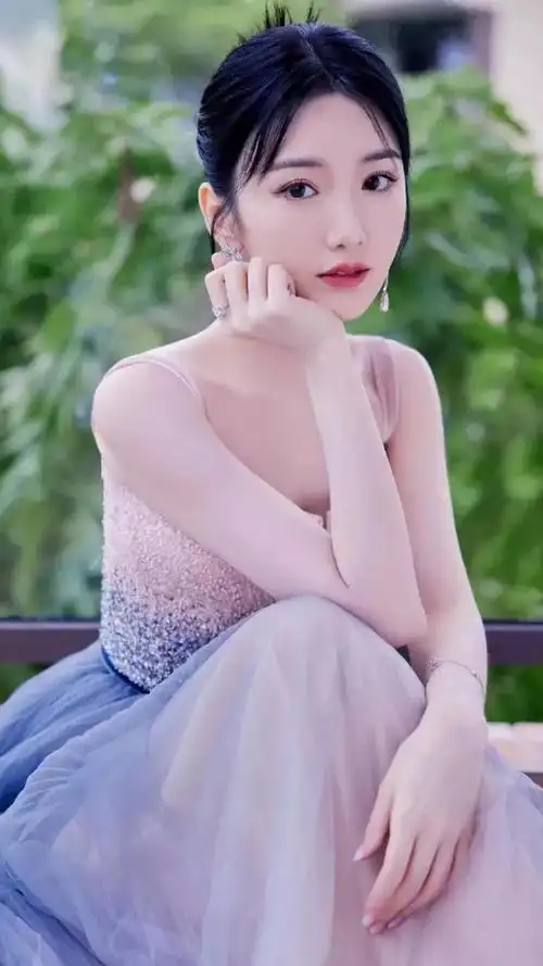 毛晓彤美图欣赏生活的目标不是爱情而是快乐