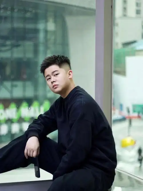 男士发型设计  #减龄发型  #圆脸发型推荐  #男生变帅发型指南