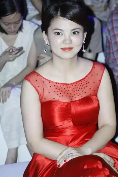 44岁李湘对身材太自信,红礼服裙这么紧还敢穿,尽显富态美