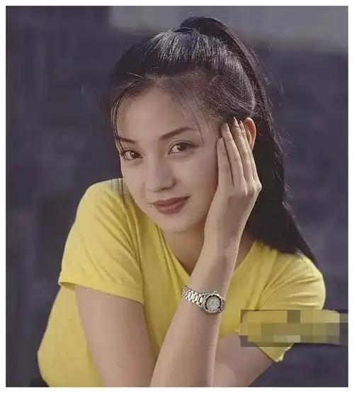 44岁赵薇暴瘦后颜值重回巅峰,穿黑裙涂大红唇,竟撞脸迪丽热巴