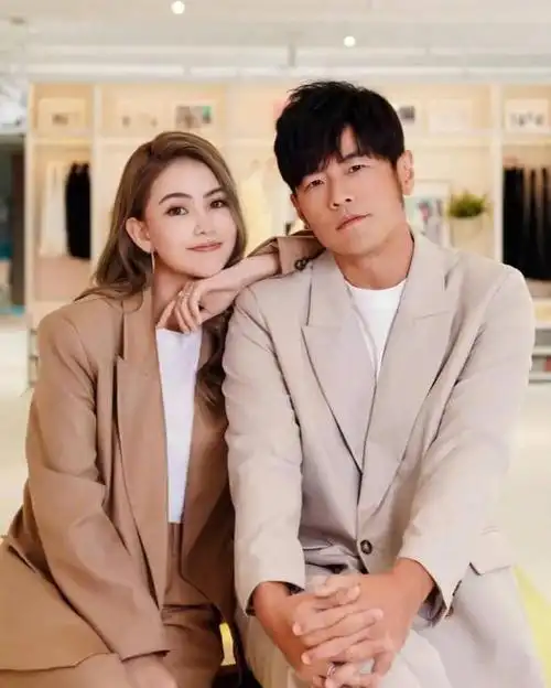 昆凌周杰伦同框合照,结婚多年感情依旧恩爱.