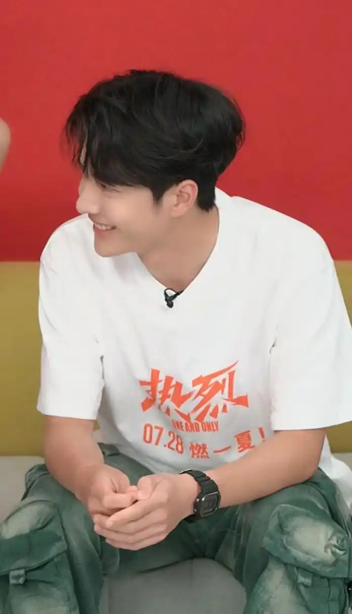 王一博给指甲抛光#有人说王一博是在给指甲抛光,求求大家给孩子留点